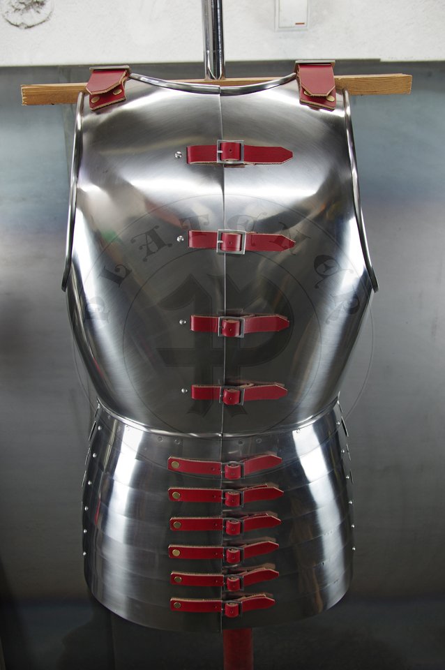 Cuirass with separate skirt in downward lapping lames construction. Backplates hinged at breastplate sides - so called reredors construction. Made of medium carbon steel of various thickness: breastplate 2 mm, backplates 1,5 mm, skirt 1,2 mm. Forged V-shaped stop rib to deflect the points of weapons away from the neck. Heat hardened and tempered up to 42 HRC. Handmade steel buckles in set./ Kirys biay z osobnym fartuchem pytowym. Naplecznik dwuczciowy przymocowany na zawiasach po bokach napiernika. Kirys wykonany ze stali redniowglowej o rnej gruboci: napiernik 2 mm, naplecznik 1,5 mm, fartuch pytowy 1,2 mm. Kuta w ksztacie V ochrona szyi. Hartowany i odpuszczany do 42 HRC. Rcznie wykonane stalowe sprzczki w zestawie.